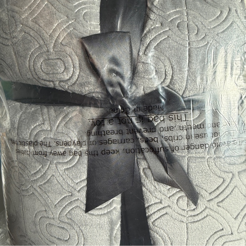 🆕 ✨ Madison Park Oversized Plush Throw Blanket – Grey 60” X 70” 🩶🤍🩶 NWT - Picture 9 of 16